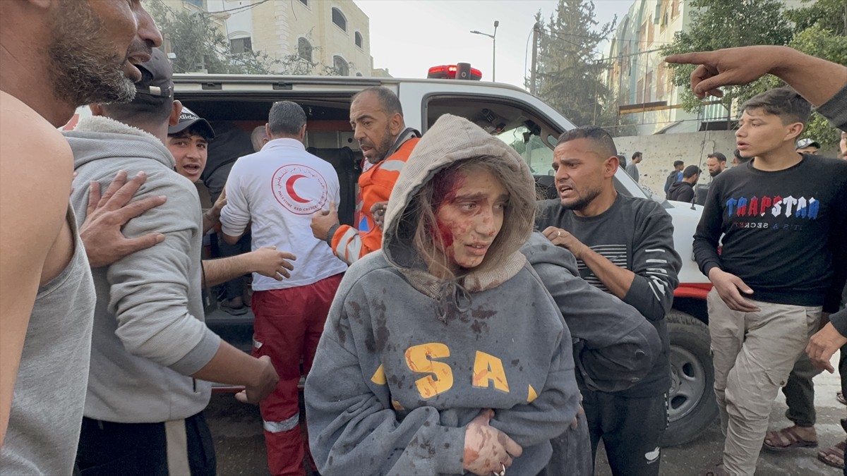 İsrail'in Gazze kentinin doğusundaki bir okulu hedef aldığı hava saldırısında aralarında...