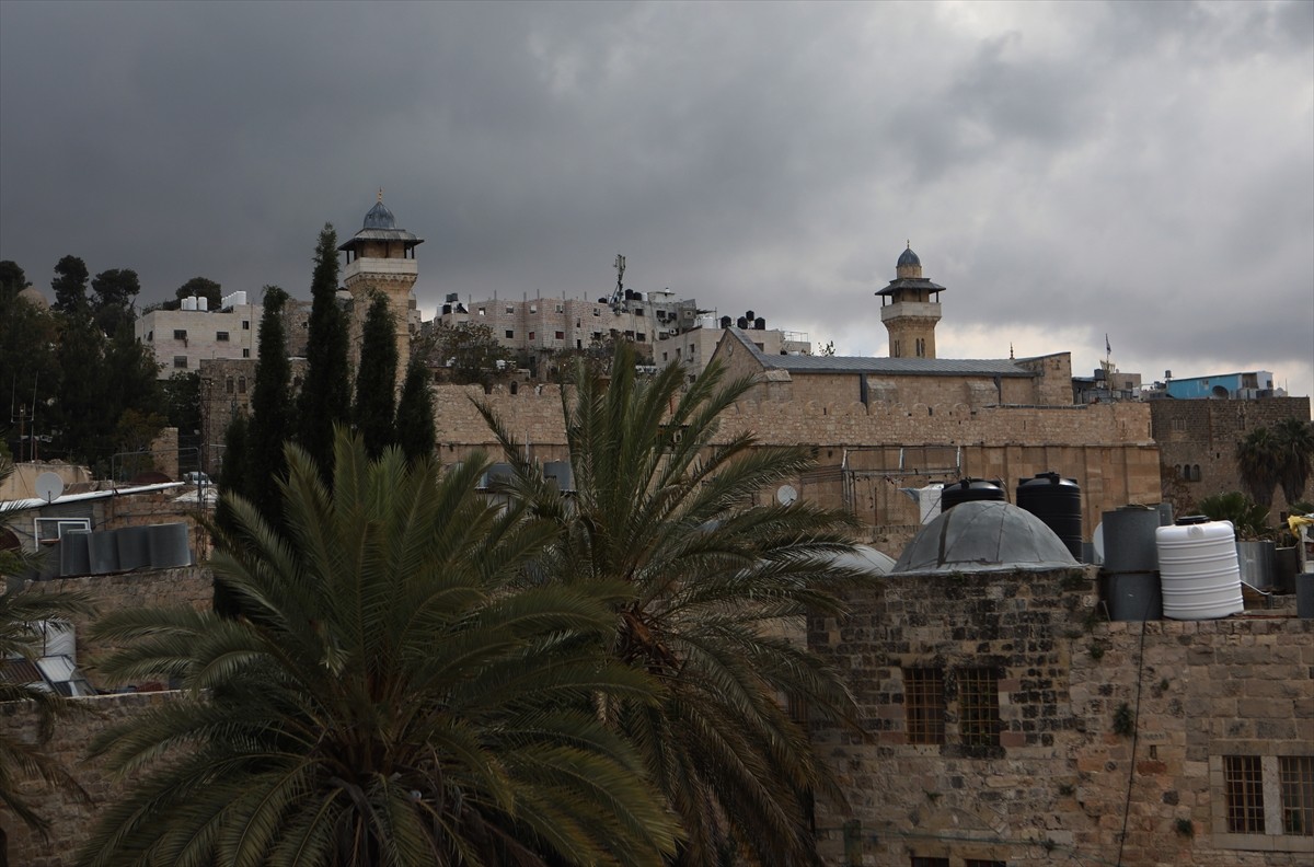 İsrail askerleri, işgal altındaki Batı Şeria'nın El Halil kentinde bulunan Harem-i İbrahim...