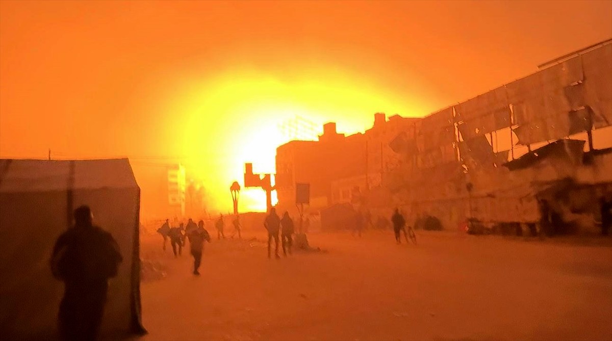 İsrail ordusu, Gazze Şeridi'ndeki El-Ehli Baptist Hastanesi'ne hava saldırısı düzenledi. Saldırıda...