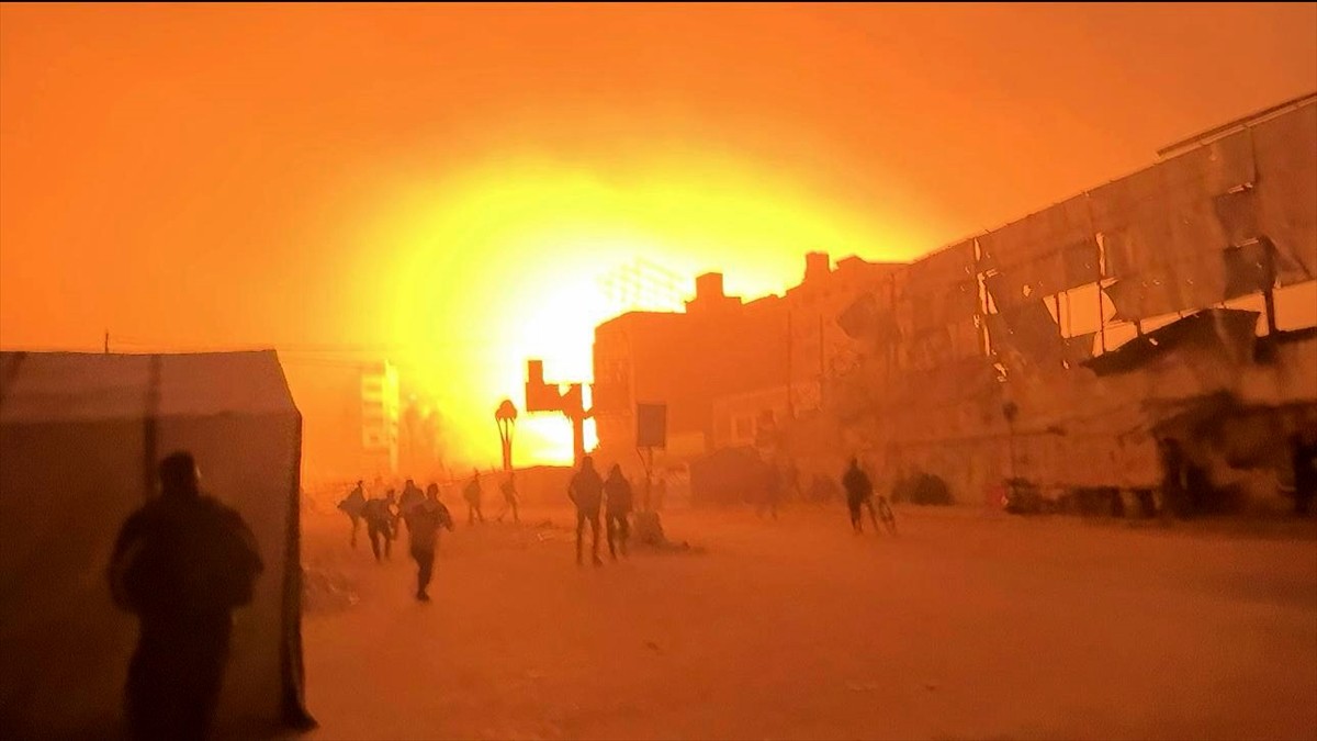 İsrail ordusu, Gazze Şeridi'ndeki El-Ehli Baptist Hastanesi'ne hava saldırısı düzenledi. Saldırıda...