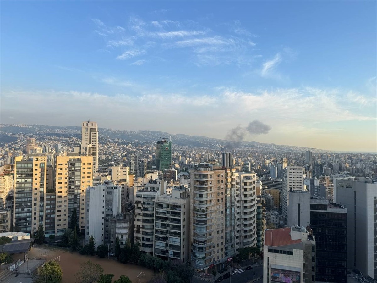 İsrail savaş uçakları, Beyrut'un güneyinde yer alan el-Hades Mahallesi'ndeki bir binayı tahliye...