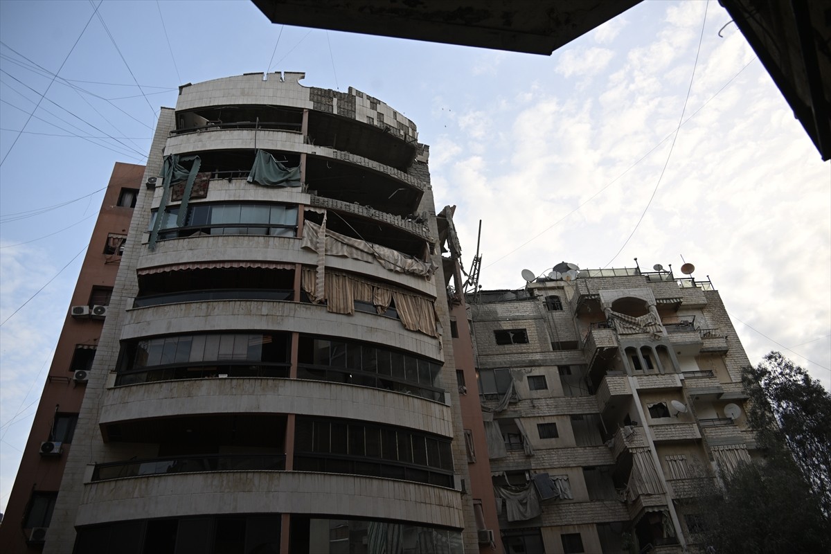 İsrail savaş uçakları, Lübnan'ın başkenti Beyrut'un Dahiye bölgesindeki bir binayı hedef alarak...