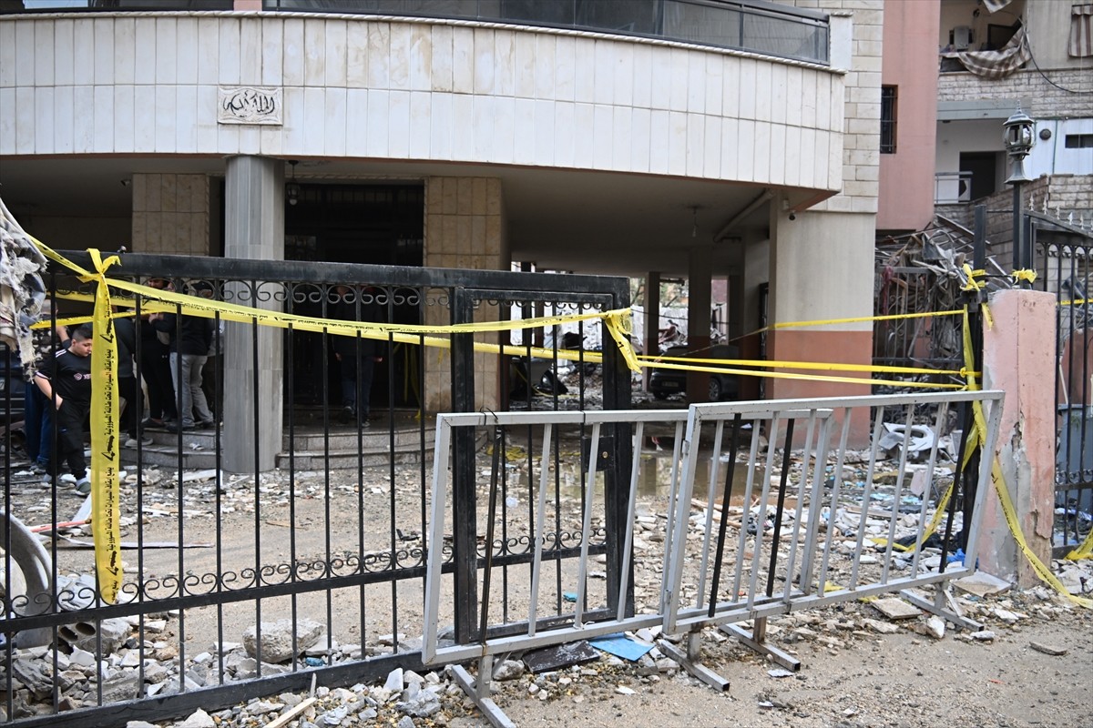 İsrail savaş uçakları, Lübnan'ın başkenti Beyrut'un Dahiye bölgesindeki bir binayı hedef alarak...