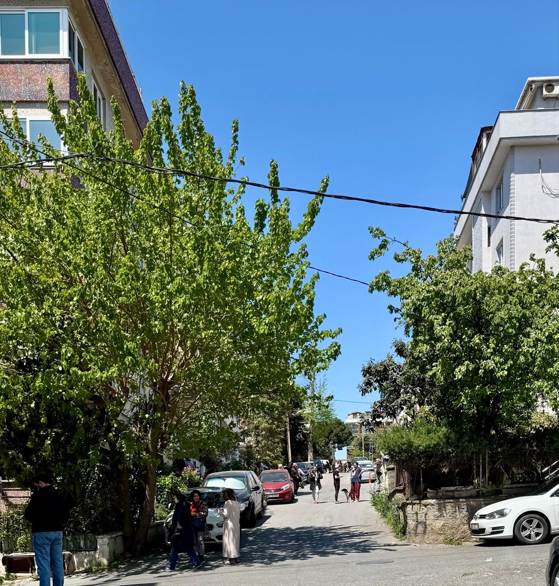 İstanbul'da 6,2 büyüklüğünde deprem meydana geldi. Küçükyalı mahallesinde bazı vatandaşlar...