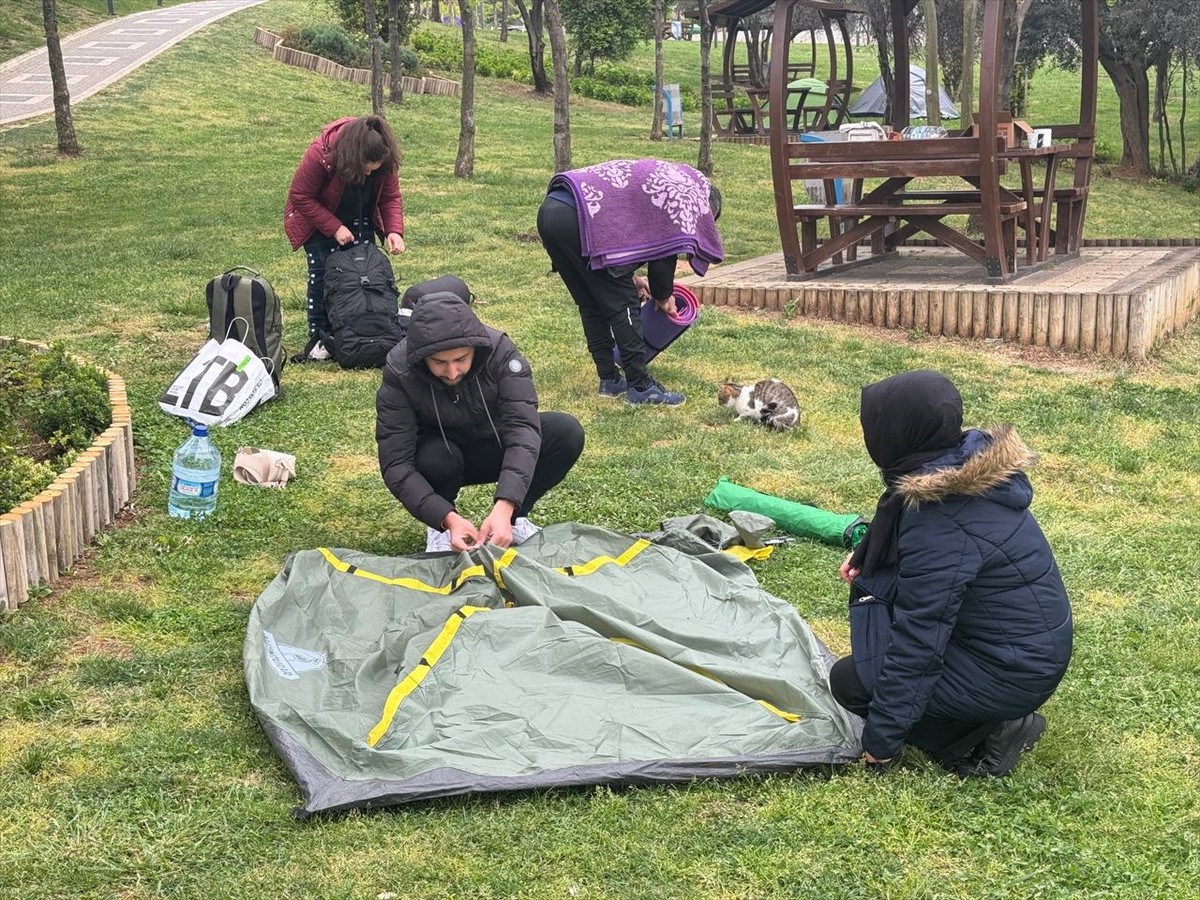 İstanbul'da dün meydana gelen depremin ardından bazı vatandaşlar, geceyi millet bahçeleri...