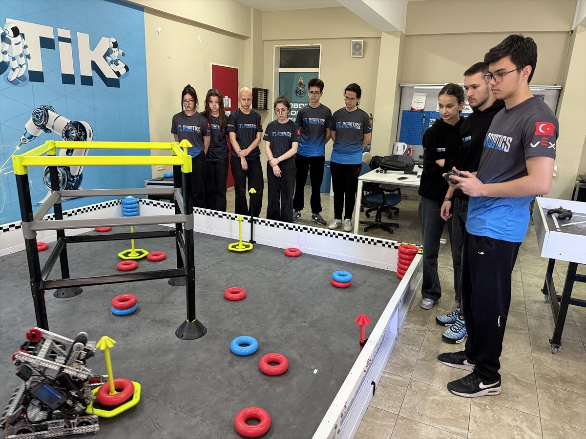İstanbul'da düzenlenen "VEX Robotics Türkiye Şampiyonası"nda tasarladıkları robotla turnuvanın en...