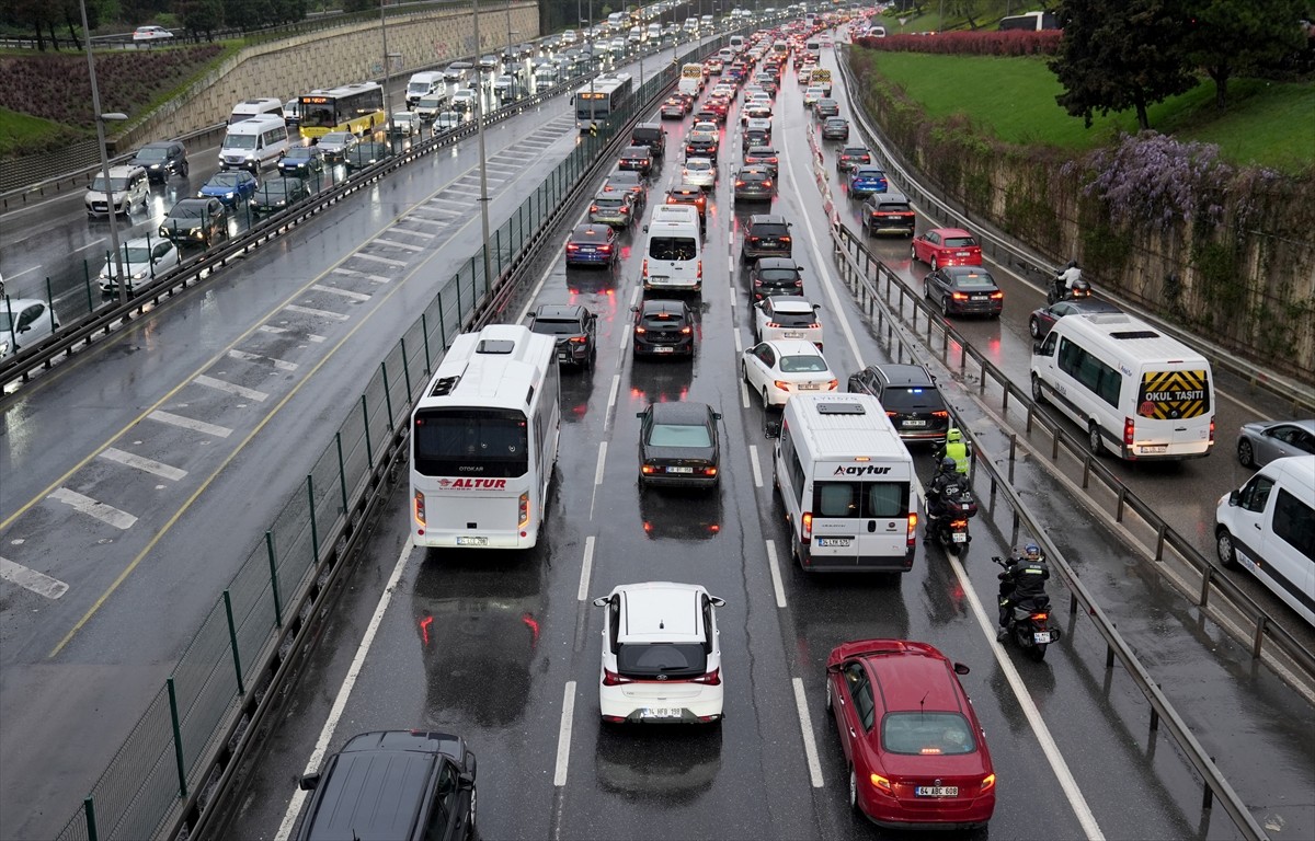 İstanbul'da haftanın ilk iş gününde bazı yollarda trafik yoğunluğu yaşanıyor. Altunizade ve 15...