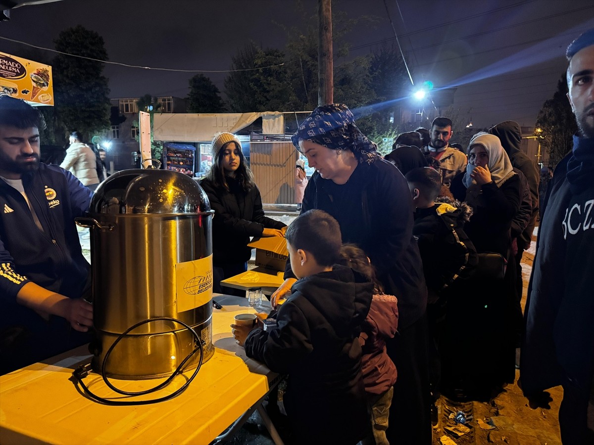 İstanbul'da meydana gelen depremin ardından bazı vatandaşlar, geceyi belediyelerin spor salonları...