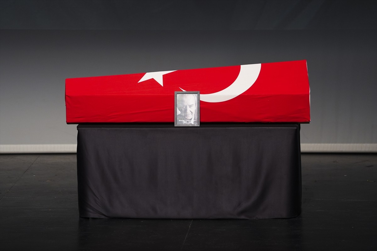 İstanbul'da önceki gün 80 yaşında hayatını kaybeden oyuncu, yönetmen ve yazar Ahmet Levendoğlu...