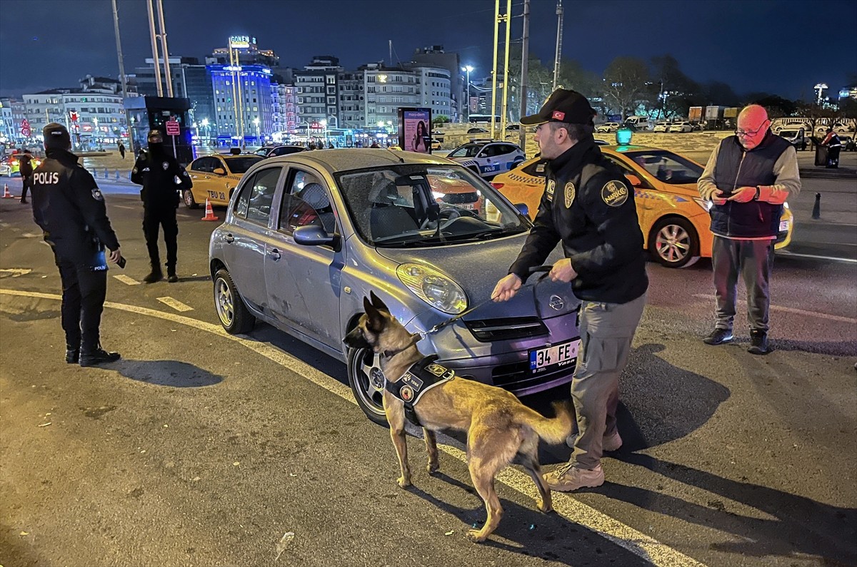 İstanbul'da polis ekiplerince "huzur" uygulaması gerçekleştirildi. Taksim Meydanı'ndaki uygulama...