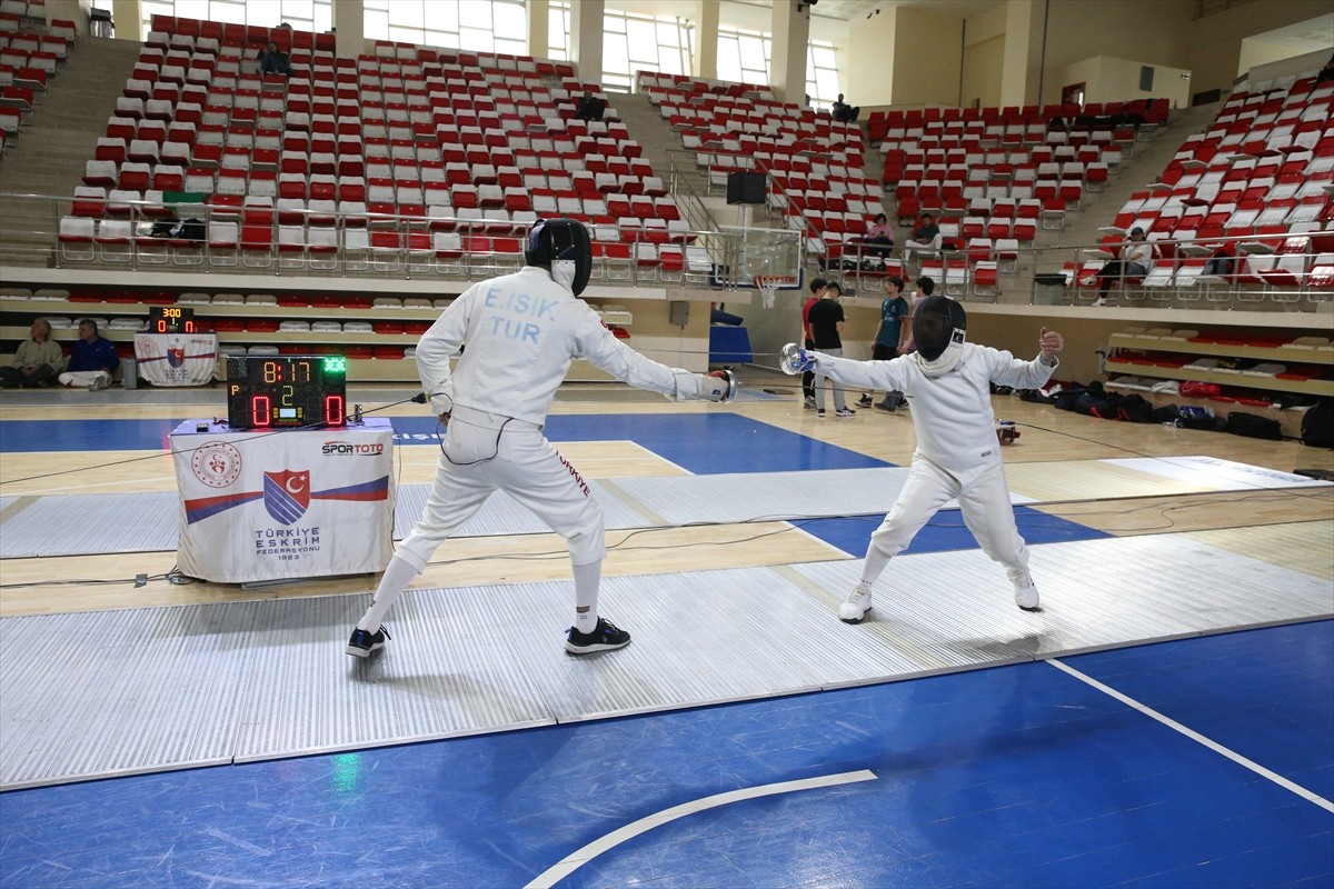 İstanbul'da yaşayan 73 yaşındaki Mahmut Mete Gür, 50 yıl önce tanıştığı eskrime olan tutkusunu...