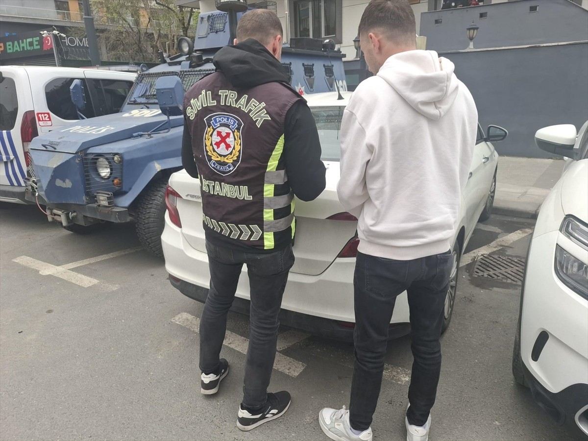 İstanbul'un Ümraniye, Büyükçekmece, Sultanbeyli ve Eyüpsultan ilçelerinde trafiğe tehlikeye...