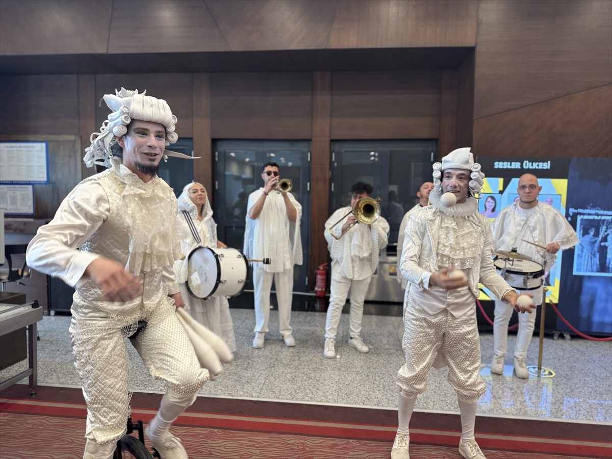 İstanbul Büyükşehir Belediyesi (İBB) Şehir Tiyatroları'nın bu yıl 39'uncusunu düzenlediği "Çocuk...