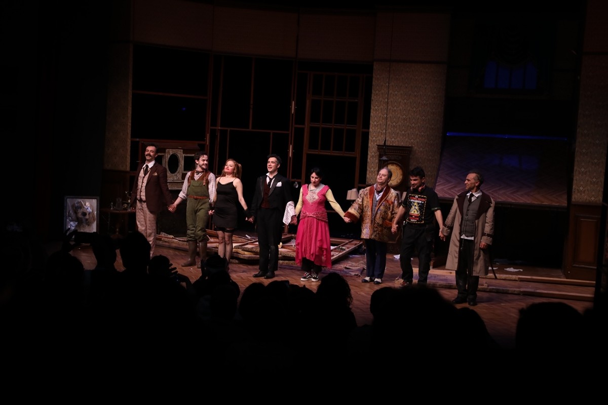 İstanbul Büyükşehir Belediyesi (İBB) Şehir Tiyatroları tarafından sahnelenen "Yoldan Çıkan Oyun"...