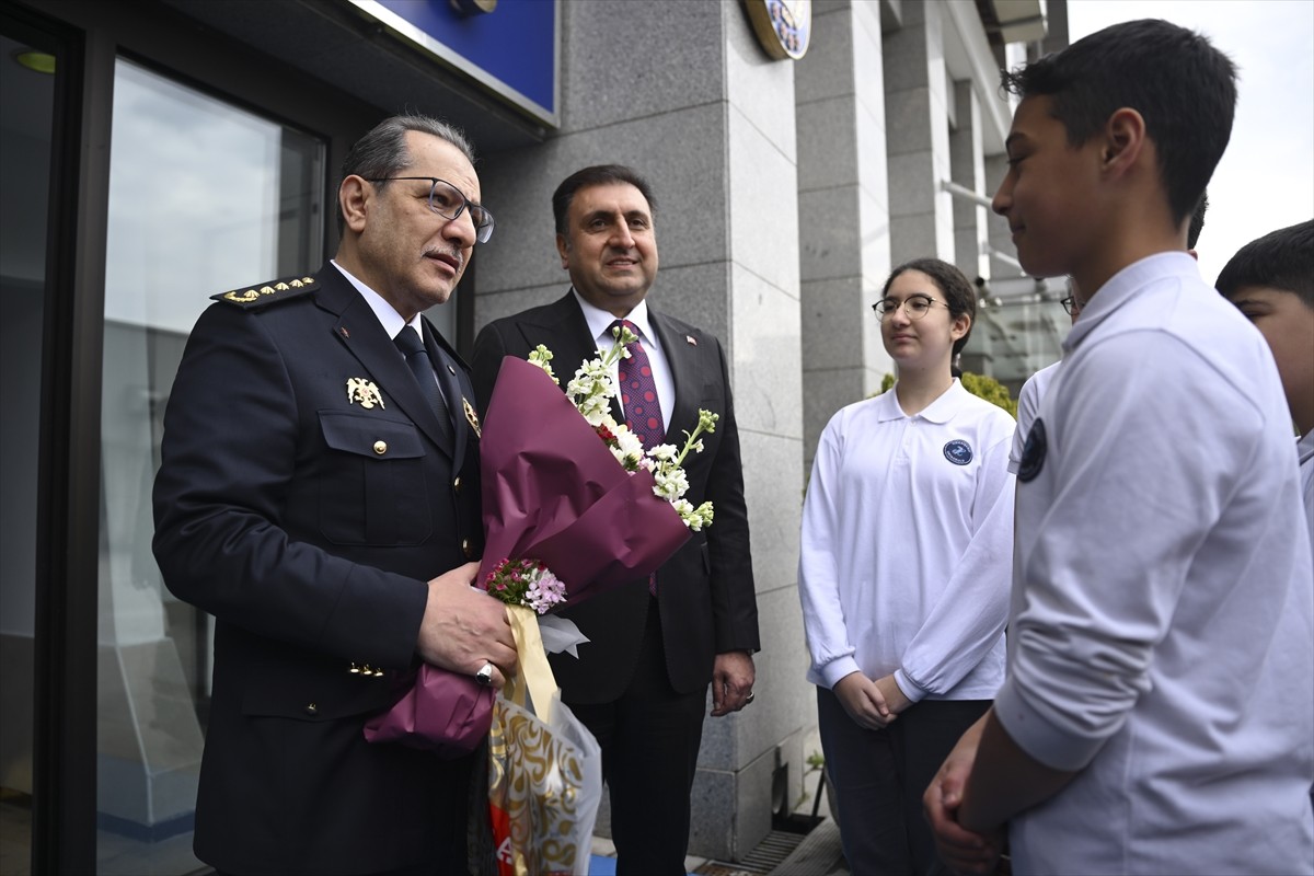 İstanbul İl Milli Eğitim Müdürü Murat Mücahit Yentür ve beraberindeki öğrenciler, "Polis Haftası"...