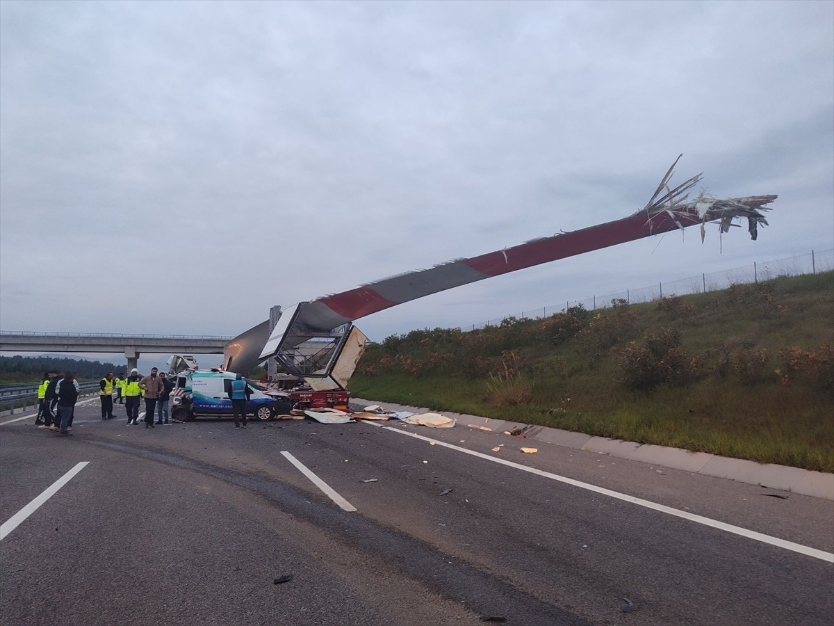 İstanbul-İzmir Otoyolu'nun Manisa'nın Saruhanlı ilçesi bölümünde, rüzgar türbini kanadı taşıyan...