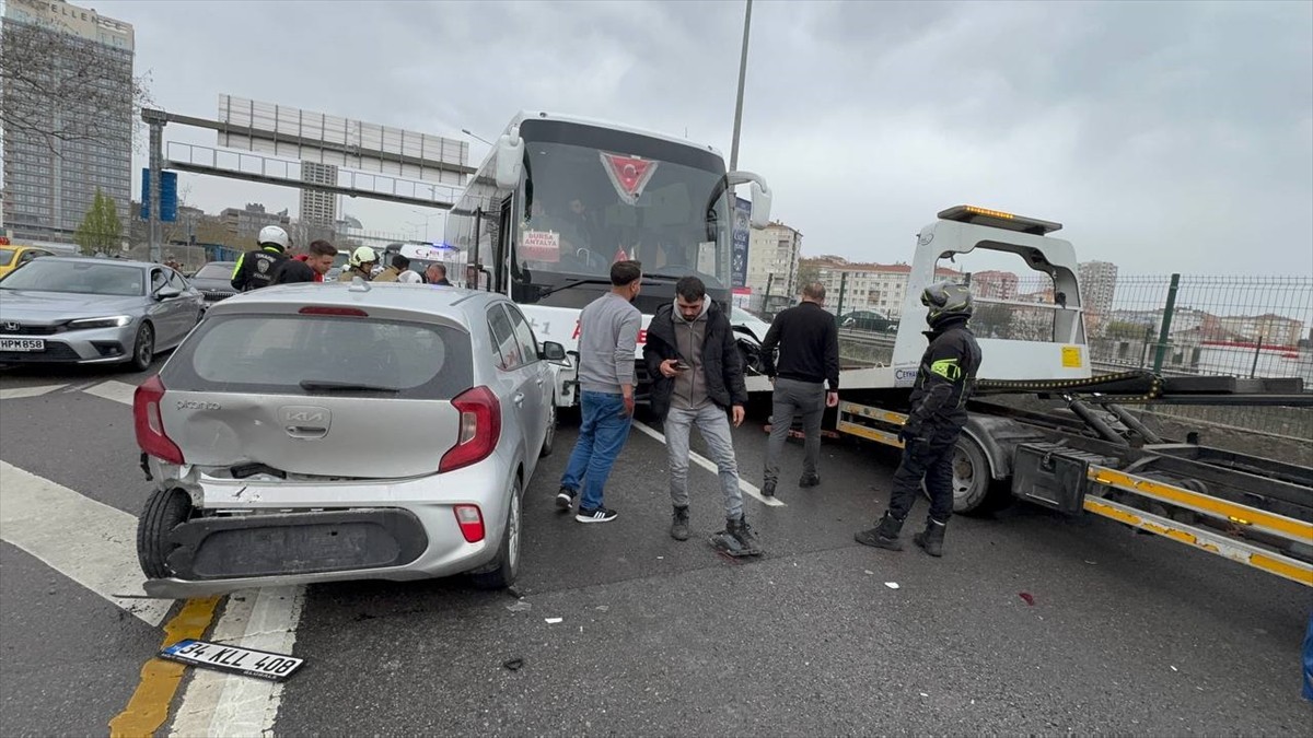 İstanbul Üsküdar'da yolcu otobüsü ve 2 otomobilin karıştığı zincirleme trafik kazasında 3 kişi...
