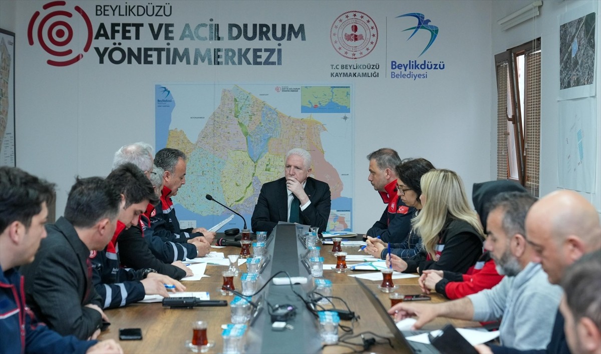 İstanbul Valisi Davut Gül, Marmara Denizi Silivri açıklarında dün meydana gelen 6,2 büyüklüğündeki...