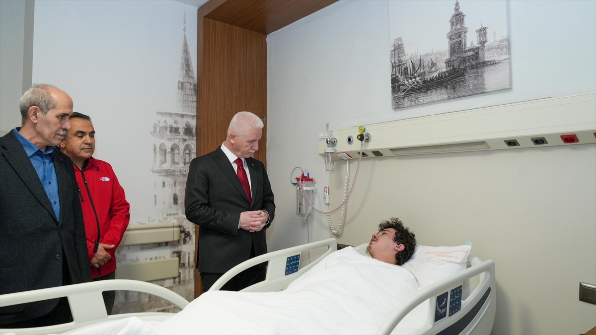 İstanbul Valisi Davut Gül, Marmara Denizi Silivri açıklarında meydana gelen 6,2 büyüklüğündeki...