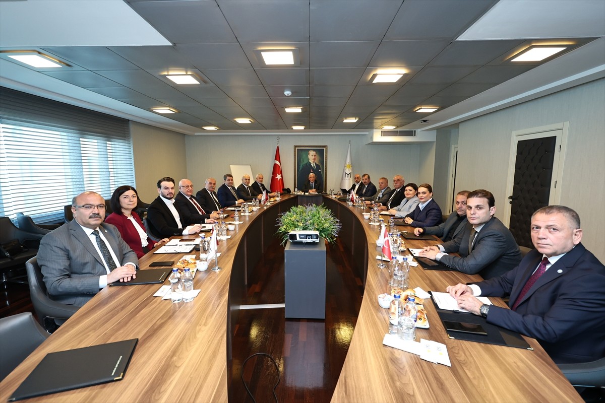 İYİ Parti Genel Başkanı Müsavat Dervişoğlu, partisinin Başkanlık Divanı'nı topladı. 