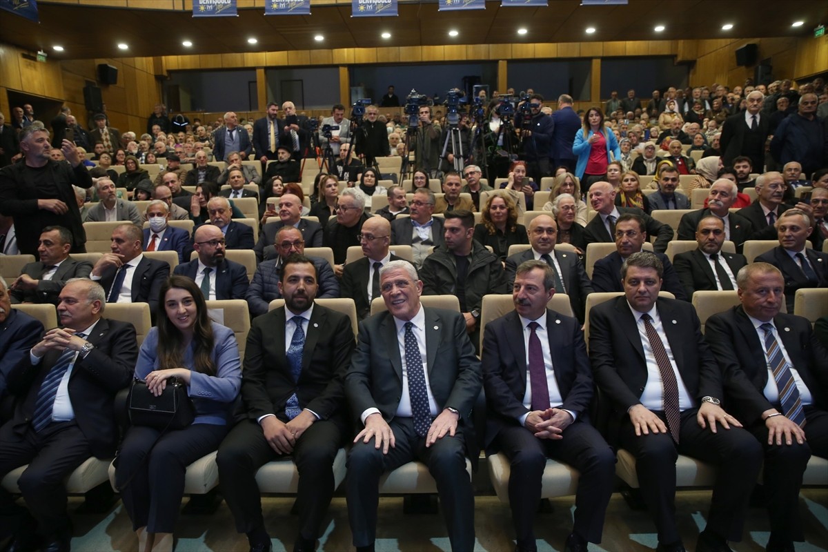 İYİ Parti Genel Başkanı Müsavat Dervişoğlu (sağ 4), partisince Rize'de İsmail Kahraman Kültür...