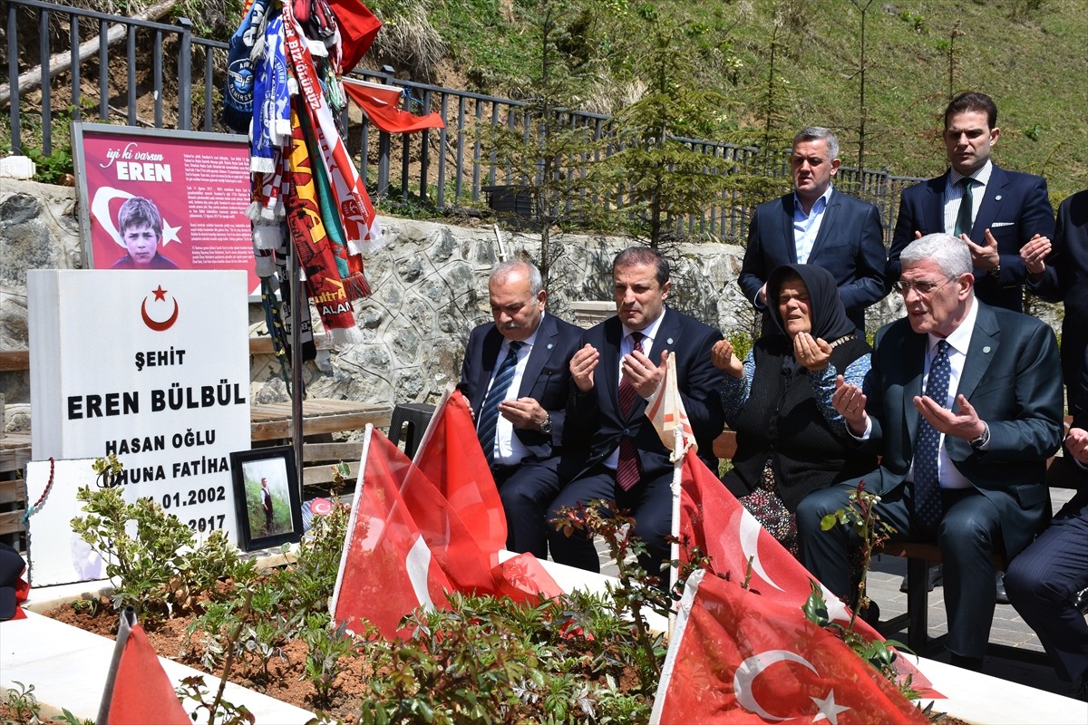 İYİ Parti Genel Başkanı Müsavat Dervişoğlu (sağda), Trabzon'un Maçka ilçesi kırsalında, 11 Ağustos...