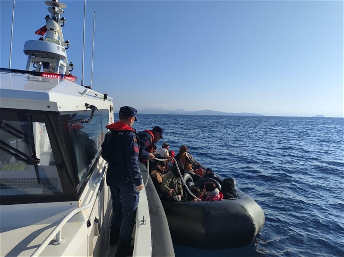  İzmir'de denizde ve karada 74 düzensiz göçmen yakalandı.