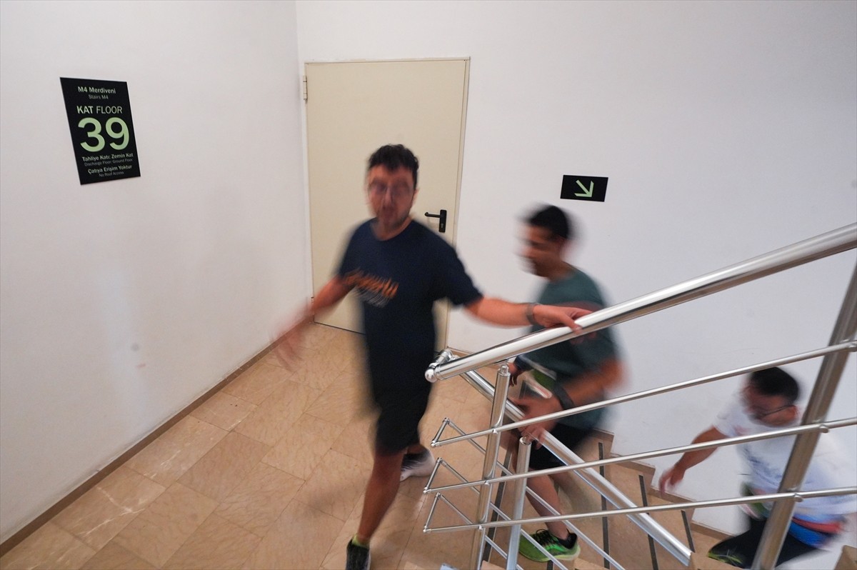 İzmir'de geliri kistik fibrozis hastası çocuklara bağışlanmak üzere gökdelende tırmanma yarışı...