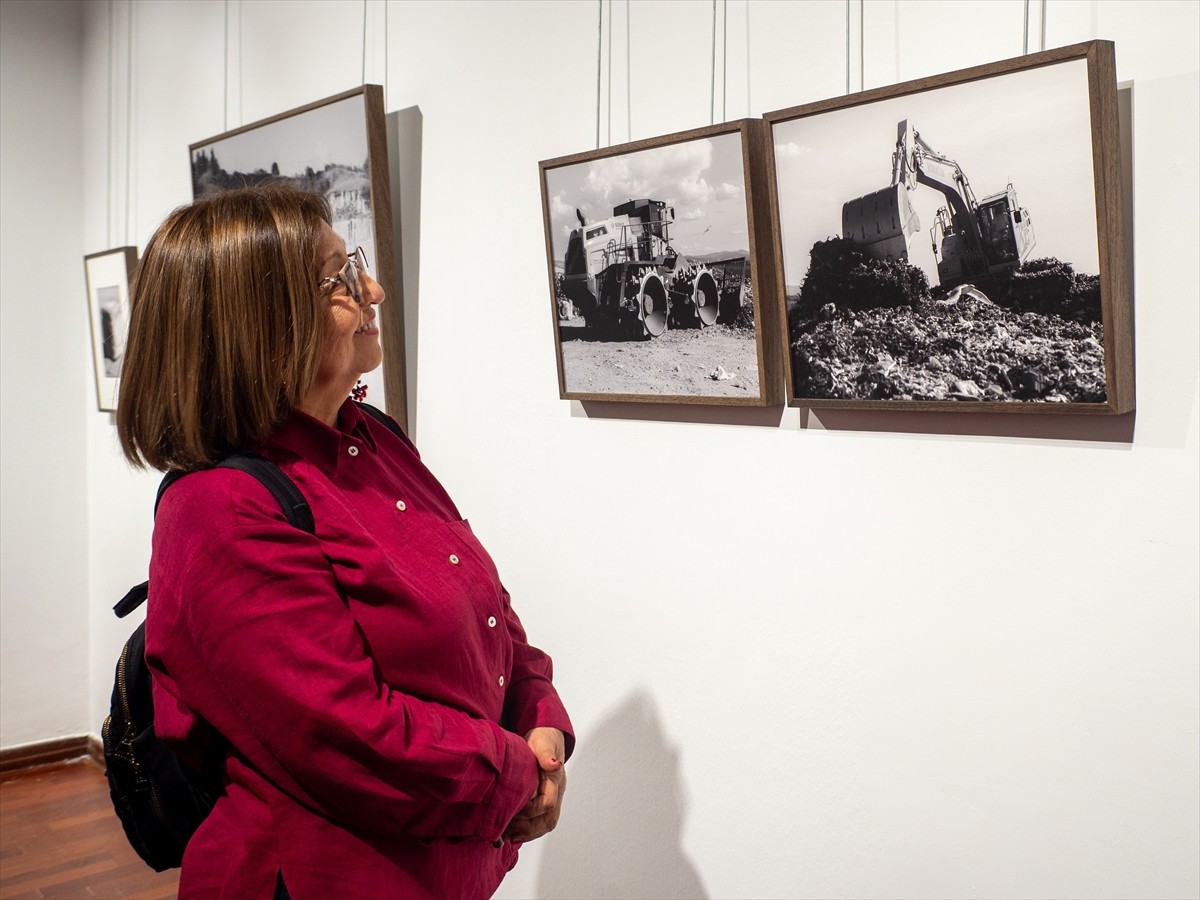 İzmir'de "Peccioli: bir mevsim hikayeleri" konulu fotoğraf sergisinin açılış töreni dolayısıyla...