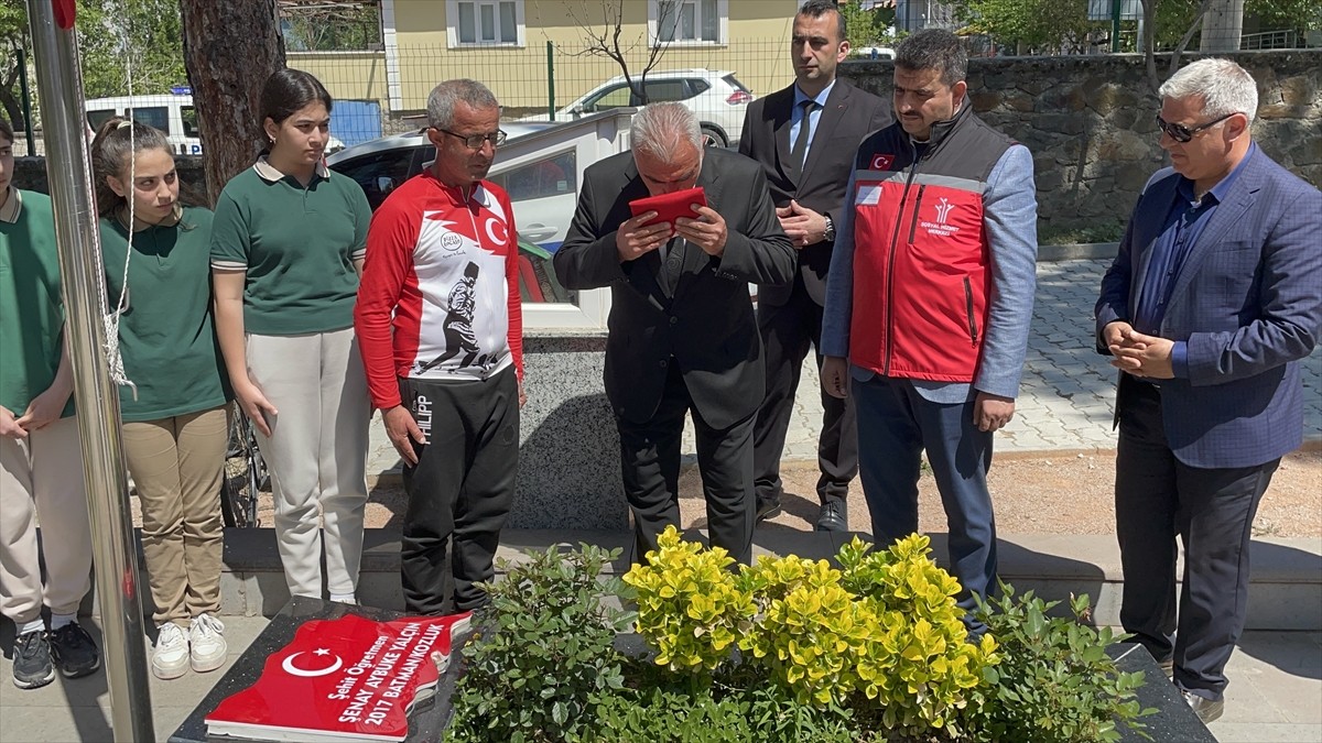 İzmir'de yaşayan Orhan Kotluk, şehit öğretmen Şenay Aybüke Yalçın anısına Batman'ın Kozluk...