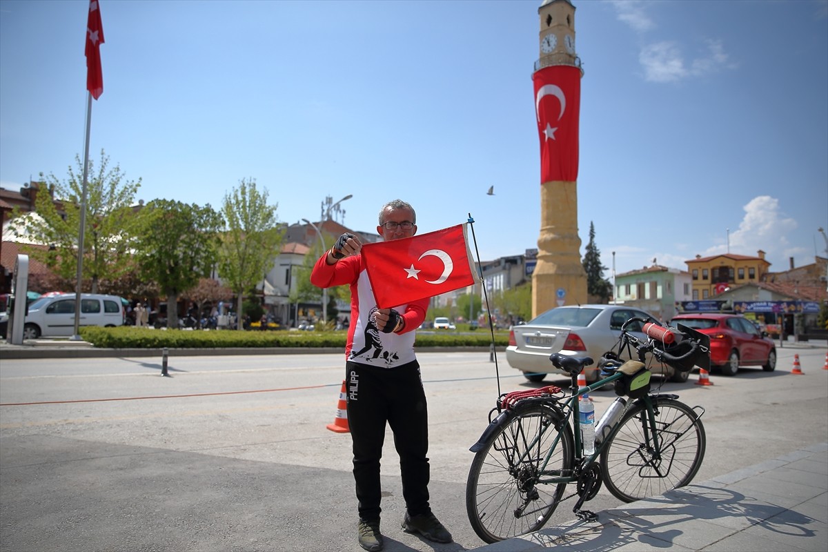 İzmir'de yaşayan ve 2005'ten bu yana şehitler anısına bisiklet yolculuğu yapan Orhan Kotluk, şehit...