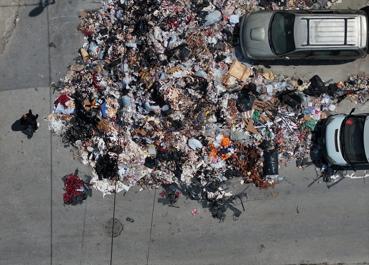 İzmir'in Bornova ilçesindeki Işıkkent Ayakkabıcılar Sitesi yakınlarında oluşan atık yığını...