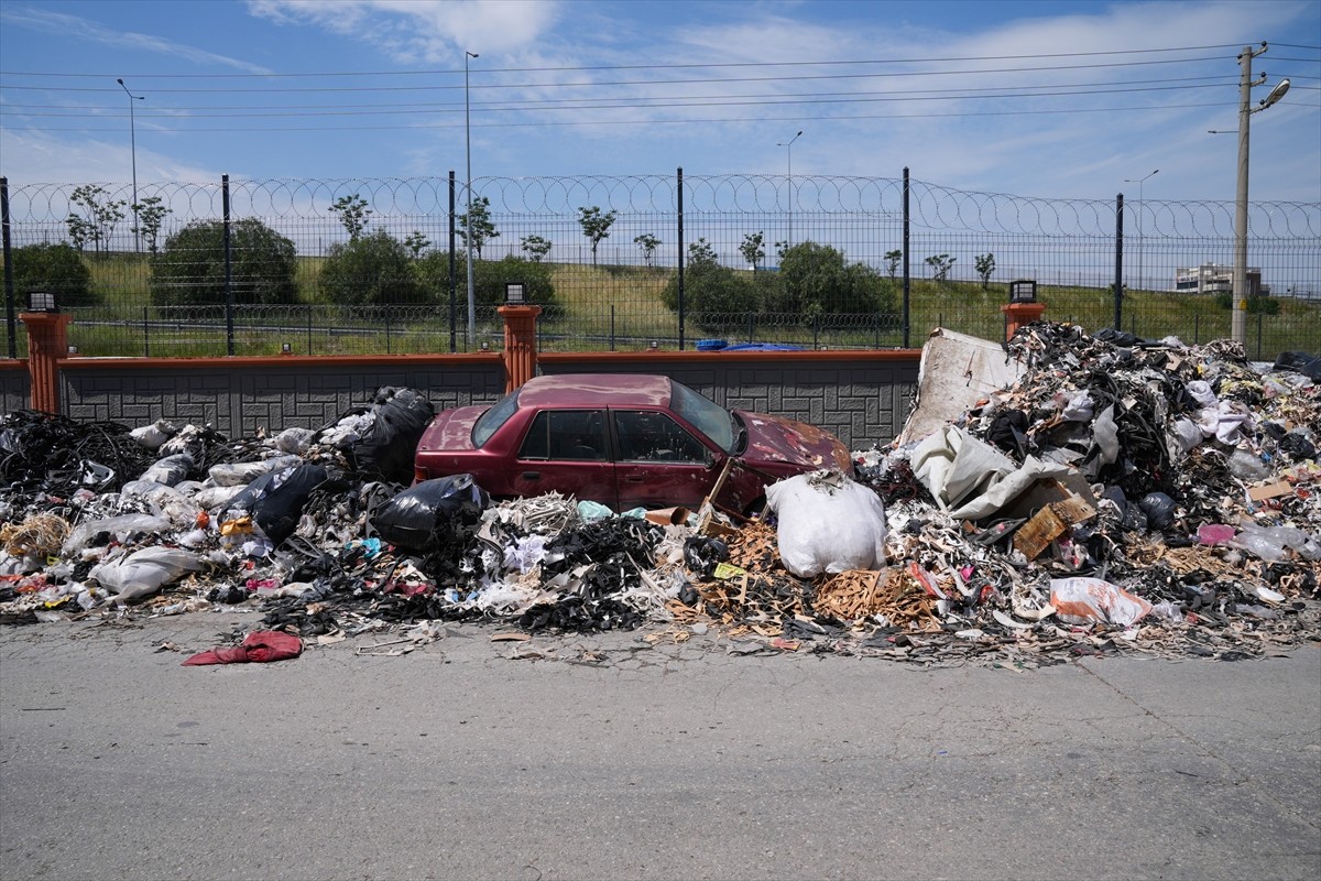 İzmir'in Bornova ilçesindeki Işıkkent Ayakkabıcılar Sitesi yakınlarında oluşan atık yığını...