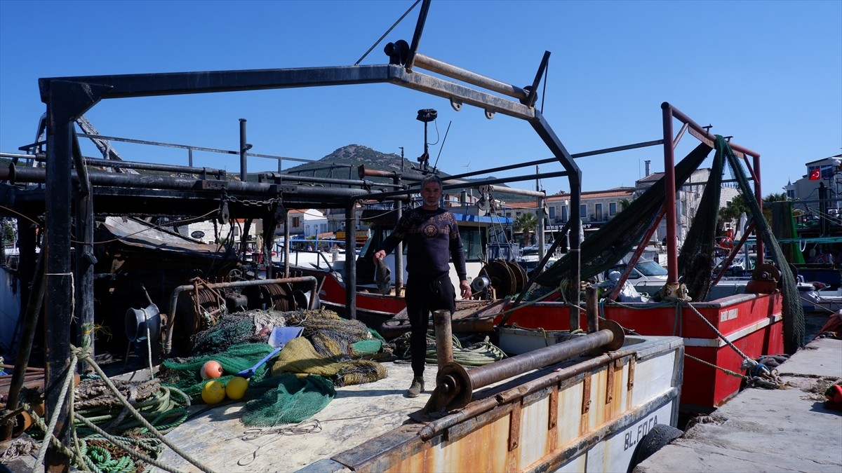 İzmir'in Foça ilçesinde, balıkçı barınağında çıkan yangında 3 tekne zarar gördü.