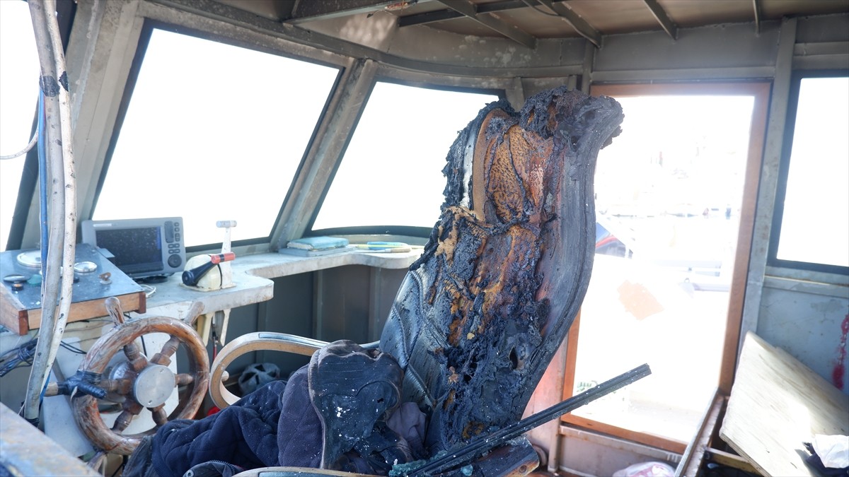 İzmir'in Foça ilçesinde, balıkçı barınağında çıkan yangında 3 tekne zarar gördü.