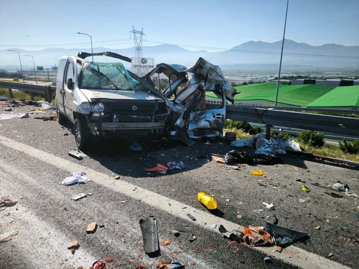 İzmir'in Kemalpaşa ilçesinde, kamyonun otoyolda geri manevra yapan hafif ticari araca çarpması...
