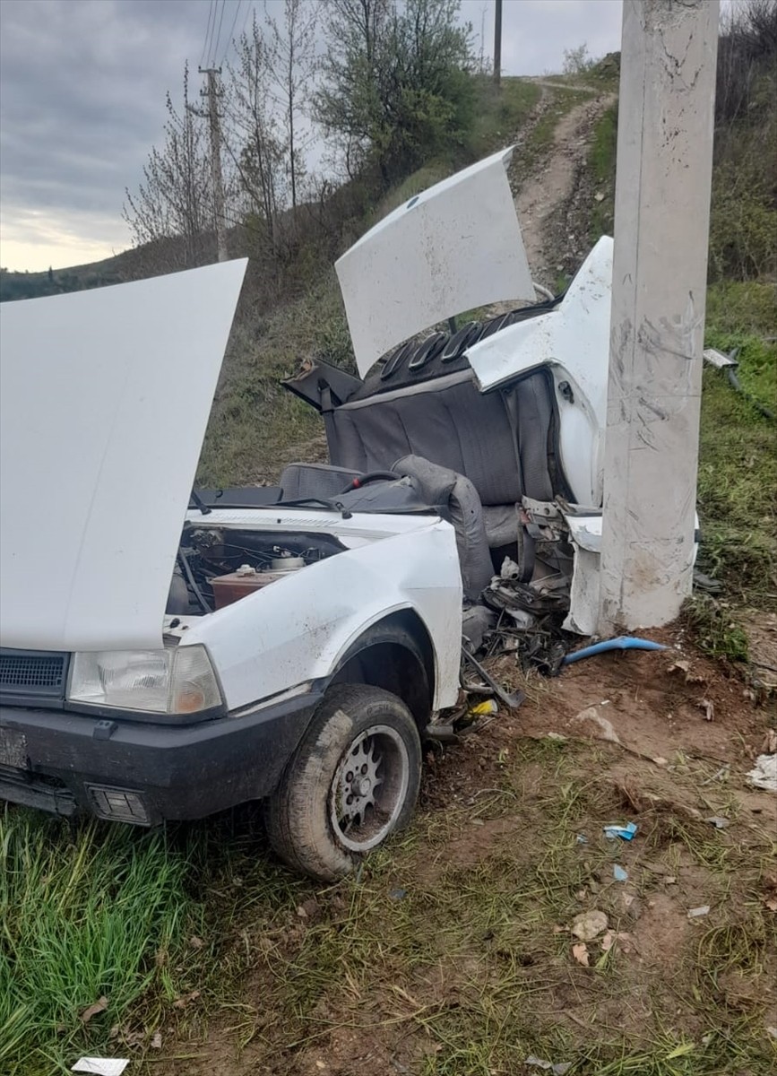 İzmir'in Kiraz ilçesinde otomobilin elektrik direğine çarpması sonucu 2 kişi hayatını...