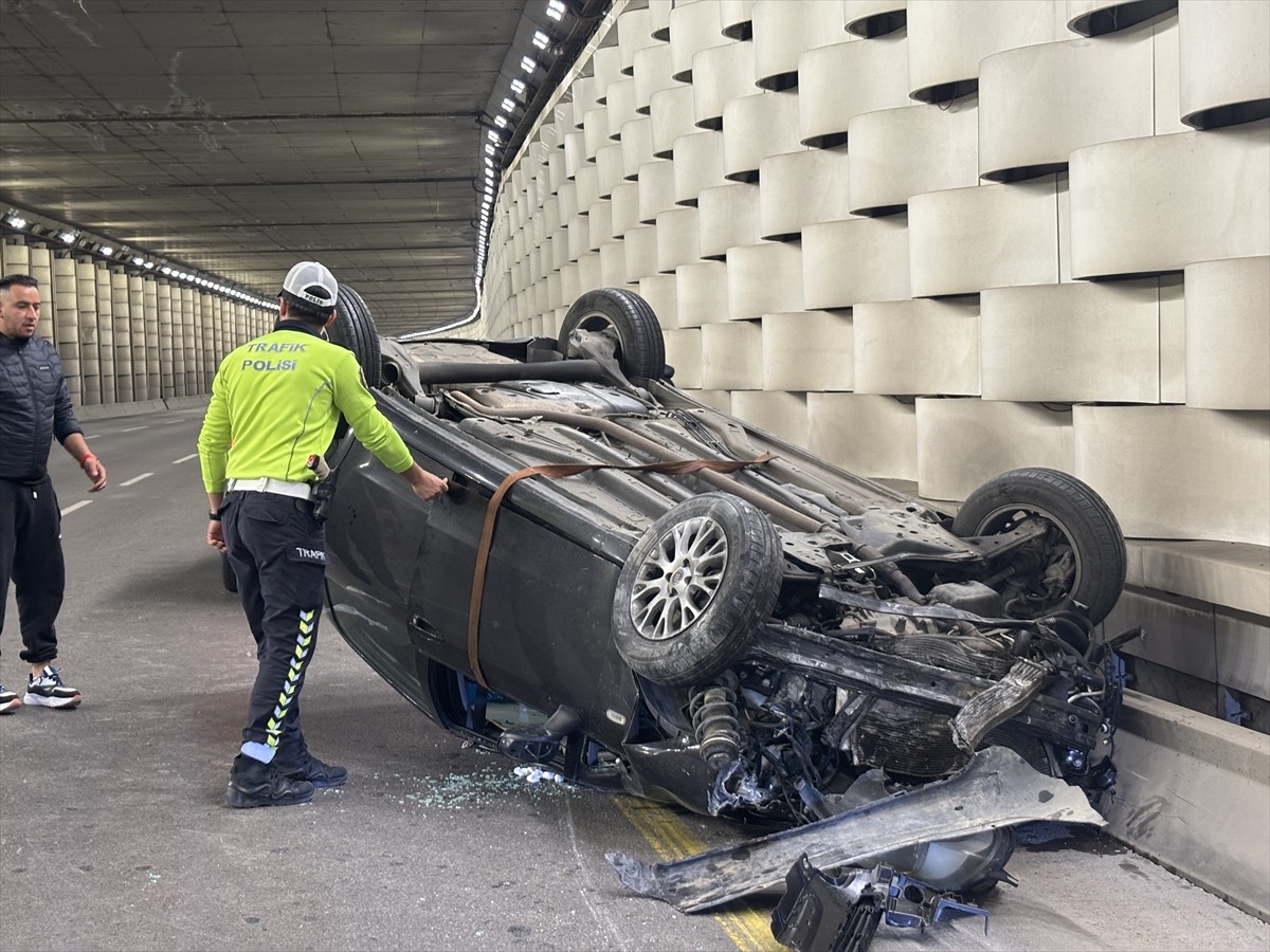 İzmir'in Konak ilçesinde beton bariyere çarparak takla atan otomobilin sürücüsü yaralandı.