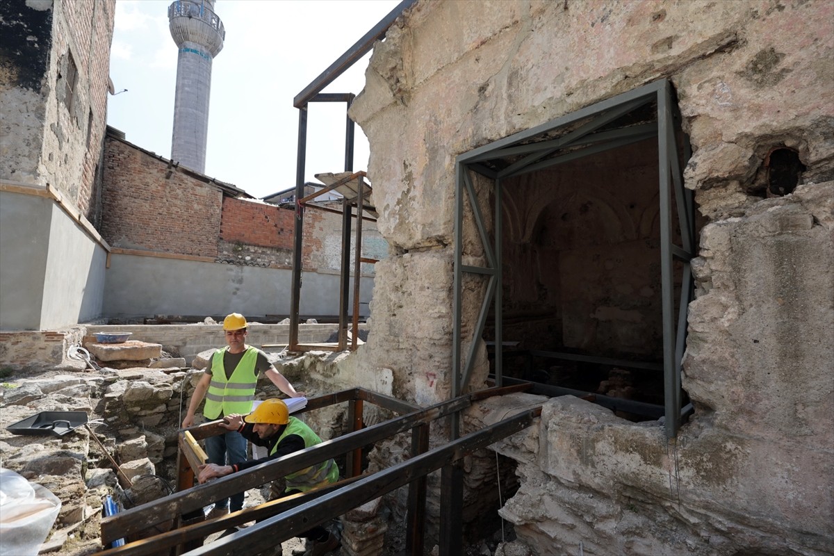 İzmir'in Konak ilçesindeki Kıllıoğlu Hamamı'nda 2021 yılındaki restorasyon sırasında tarihi...