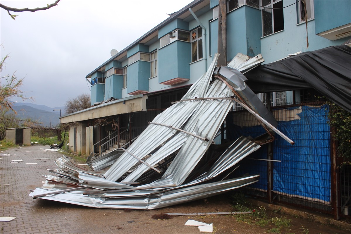 İzmir'in Ödemiş ilçesinde etkili olan sağanak ve fırtına Ayakkabıcılar Sitesi'ndeki bazı iş...