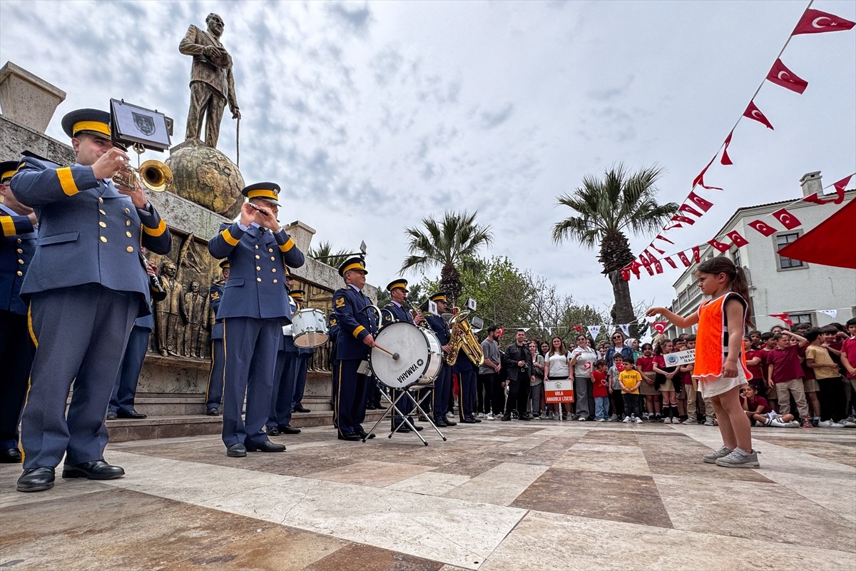 İzmir'in Urla ilçesinde, 23 Nisan Ulusal Egemenlik ve Çocuk Bayramı dolayısıyla Hava Eğitim...