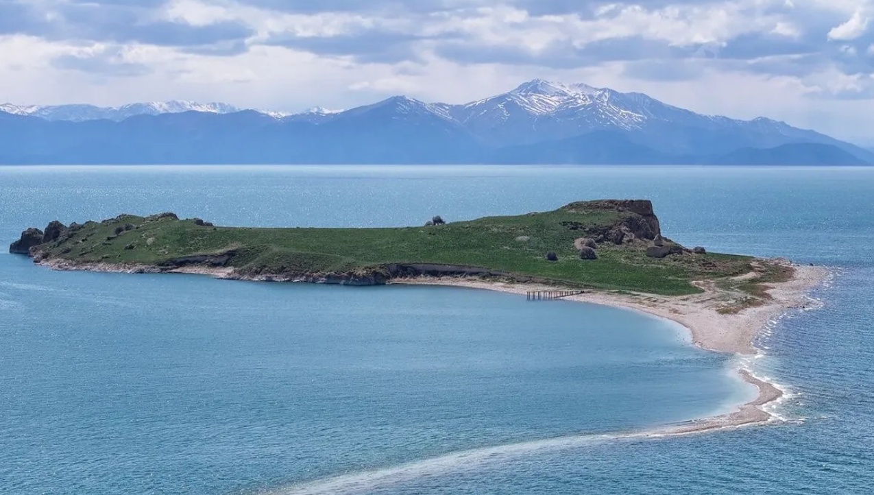 İzmir'de Denizin Üzerinde Yürüyebileceğiniz Gizli Cennet: Çıfıt Adası