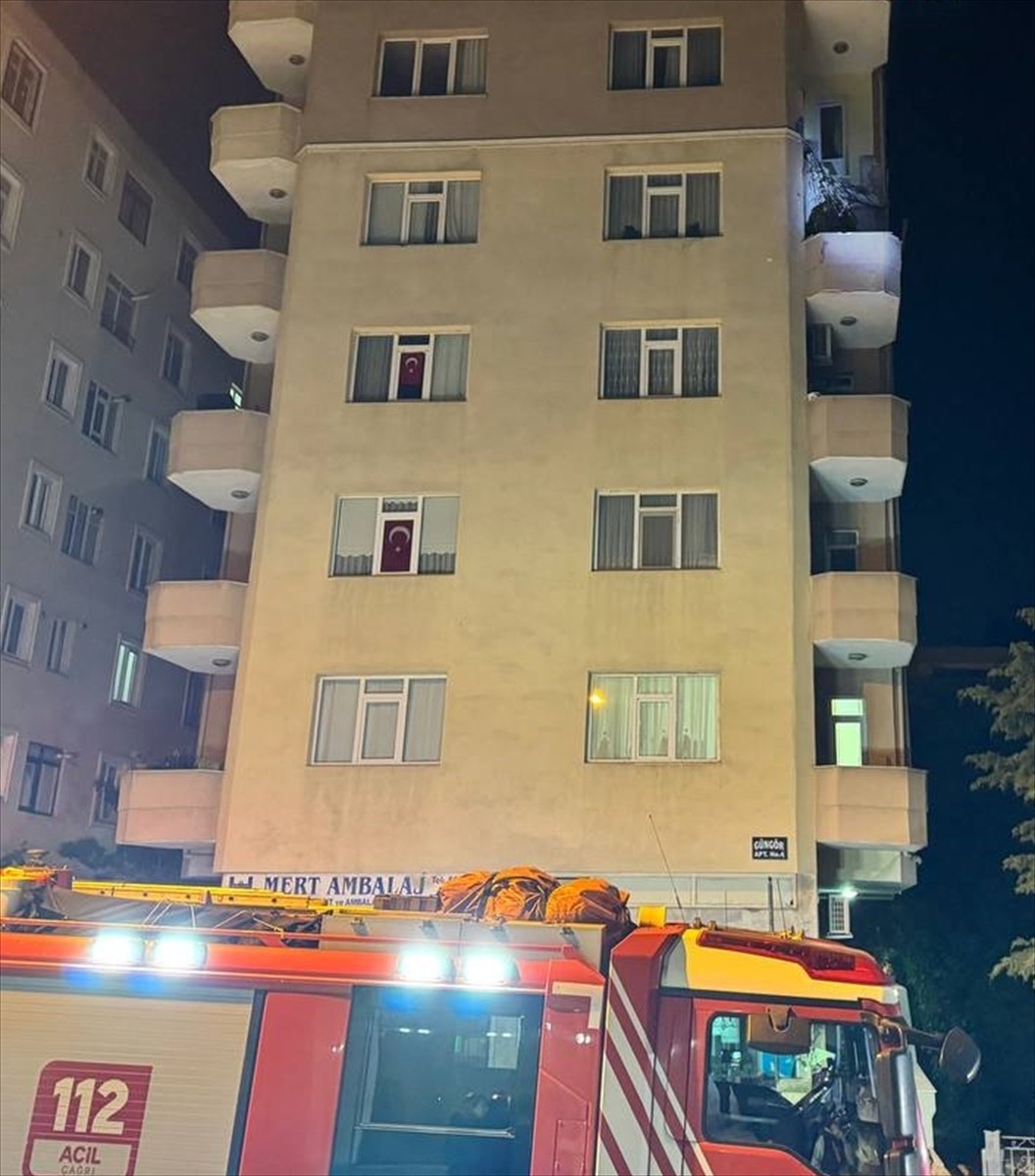 Kadıköy'de 6 katlı binadaki bir dairenin balkonu çöktü. Durumun bildirilmesi üzerine olay yerine...