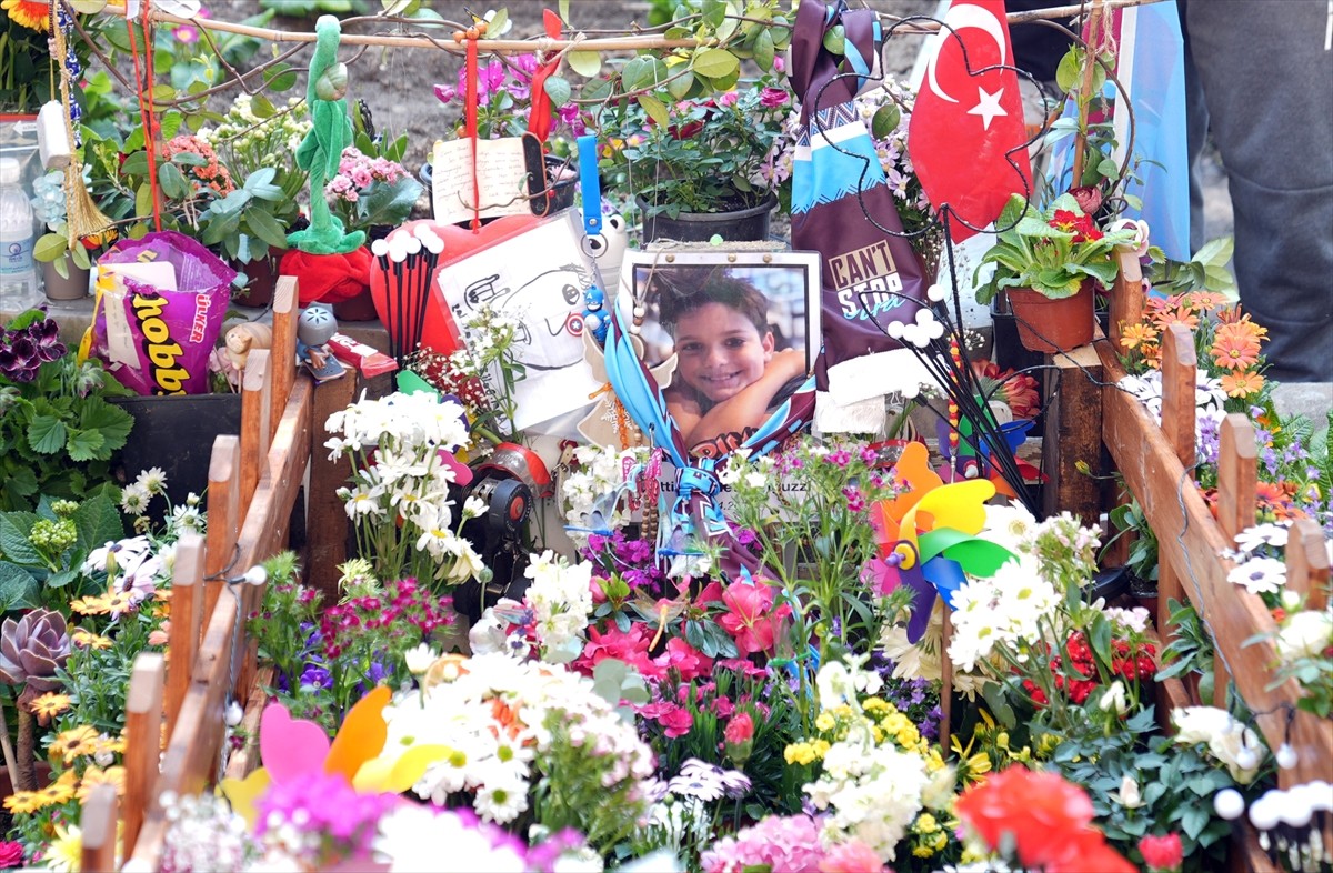 Kadıköy'de bıçaklı saldırı sonucu hayatını kaybeden 15 yaşındaki Mattia Ahmet Minguzzi, mezarı...