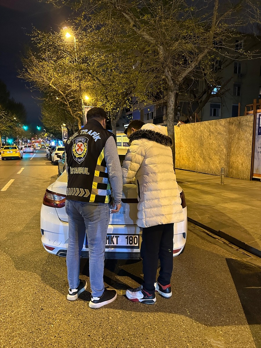 Kadıköy'de otomobilin camından sarkan sürücü ile yanındaki yolculara toplam 12 bin 97 lira ceza...