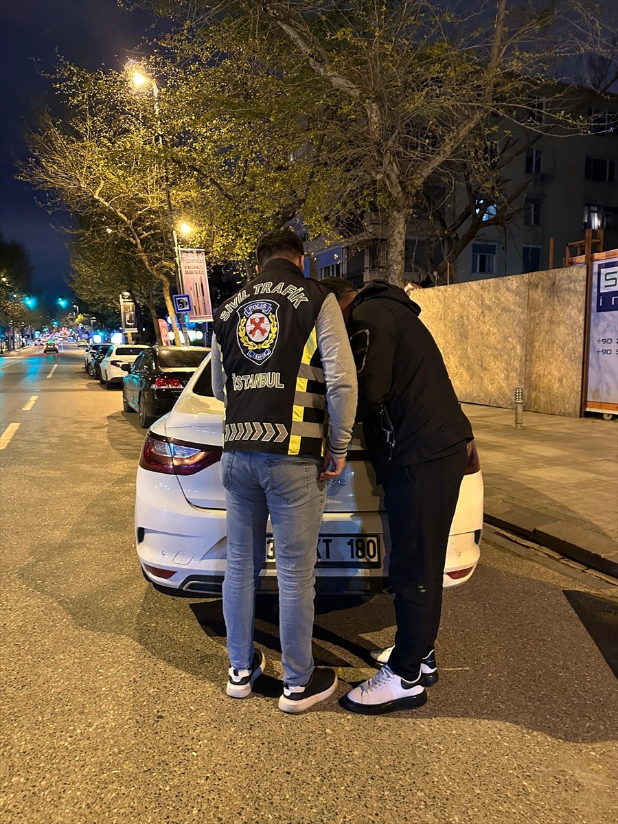 Kadıköy'de otomobilin camından sarkan sürücü ile yanındaki yolculara toplam 12 bin 97 lira ceza...