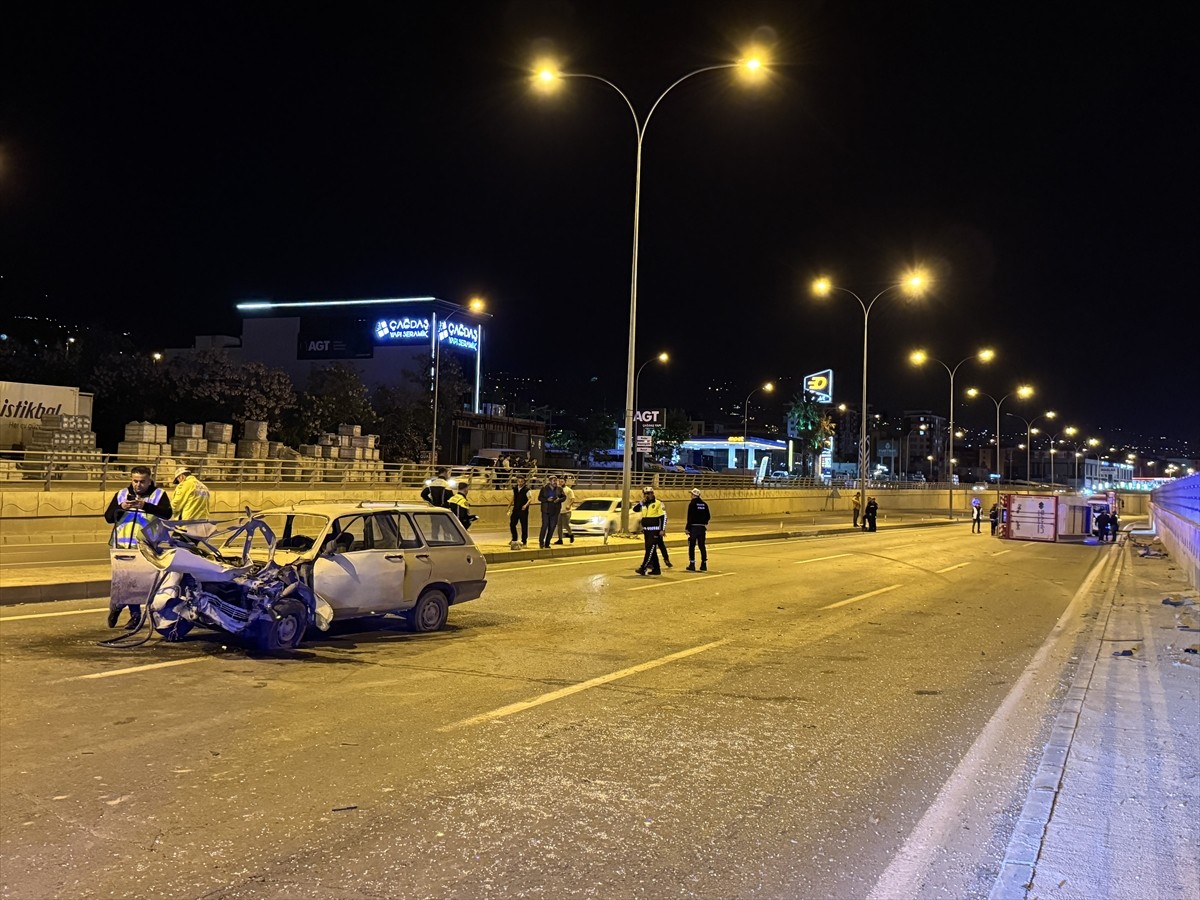 Kahramanmaraş'ın Onikişubat ilçesinde kamyonetle otomobilin çarpışması sonucu 1 kişi...