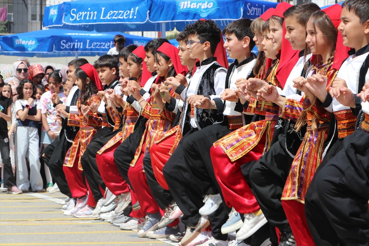 Kahramanmaraş’ta 23 Nisan Ulusal Egemenlik ve Çocuk Bayramı dolayısıyla Trabzon Caddesindeki eski...