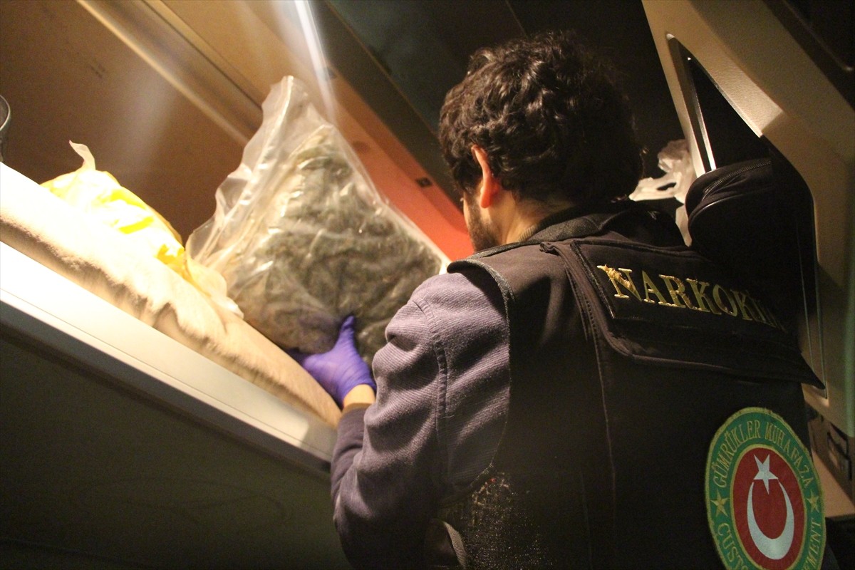 Kapıkule Sınır Kapısı'nda gerçekleştirilen iki ayrı operasyonda 46 kilo 920 gram uyuşturucu ele...