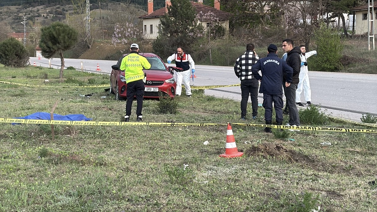 Karabük'te tırla çarpışan otomobilde bulunan 3 kişi hayatını kaybetti, 2 kişi yaralandı. Kaza...